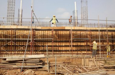 Ahşap formu iş ve inşaat işçileri inşaat sahasında tarafından kullanılan iskele