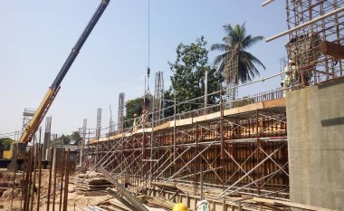 Ahşap formu iş ve inşaat işçileri inşaat sahasında tarafından kullanılan iskele