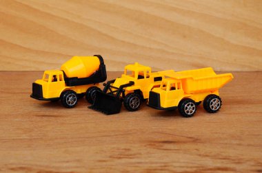 Grup küçük ağır inşaat makine oyuncak, kamyon, buldozer ve beton mikser. 