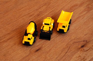Grup küçük ağır inşaat makine oyuncak, kamyon, buldozer ve beton mikser. 