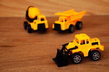 Grup küçük ağır inşaat makine oyuncak, kamyon, buldozer ve beton mikser. 