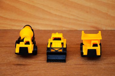 Grup küçük ağır inşaat makine oyuncak, kamyon, buldozer ve beton mikser. 