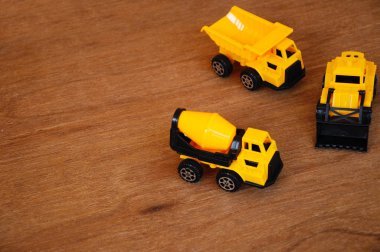 Grup küçük ağır inşaat makine oyuncak, kamyon, buldozer ve beton mikser. 