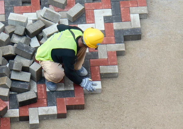 Yükleme ve düzenleme inşaat işçileri prekast beton döşeme taş