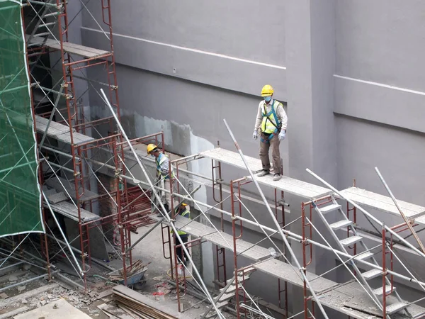 建設現場での高さで働く建設労働者. — ストック写真