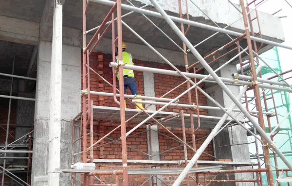 Lavoratori edili che lavorano in altezza nel cantiere . — Foto Stock