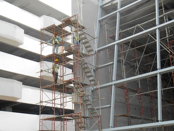 Construction workers working at height at the construction site. — Stock Photo, Image