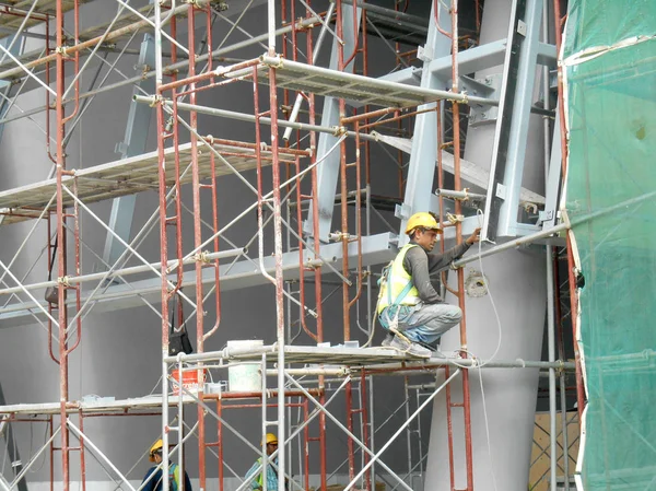 Εργαζόμενοι στις κατασκευές εργάζονται σε ύψος στο εργοτάξιο. — Φωτογραφία Αρχείου