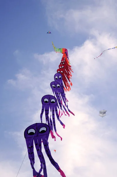 Kite Festival op het strand in Mersing, Maleisië. — Stockfoto