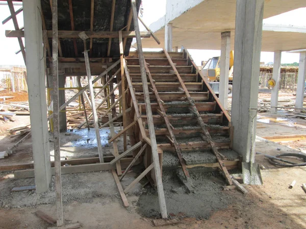 Holzformen und Gerüste, die von Bauarbeitern auf der Baustelle verwendet werden — Stockfoto