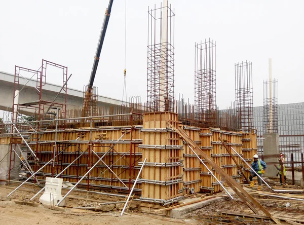 Trabajos de madera aserrada y andamios utilizados por los trabajadores de la construcción en la obra — Foto de Stock