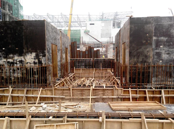 Timmer form arbete och byggnadsställningar som används av byggnadsarbetare på en byggarbetsplats — Stockfoto
