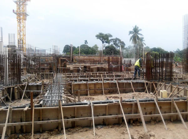 Hout formulier werk en steigers gebruikt door werknemers in de bouw op de bouwplaats — Stockfoto