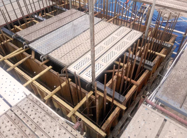 Timber form work and scaffolding used by construction workers at the construction site — Stock Photo, Image