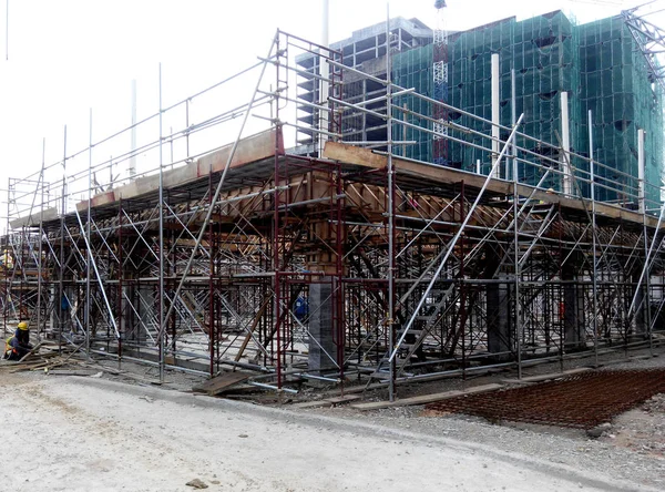 Trabalhos em forma de madeira e andaimes utilizados pelos trabalhadores da construção civil no estaleiro — Fotografia de Stock