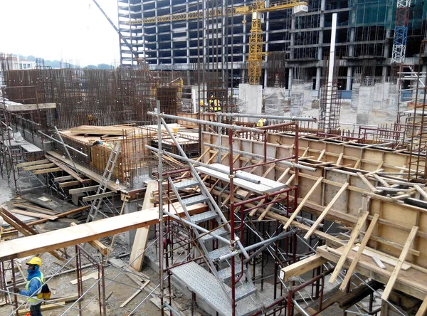 Holzformen und Gerüste, die von Bauarbeitern auf der Baustelle verwendet werden — Stockfoto