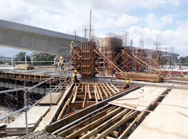 Timber form work and scaffolding used by construction workers at the construction site — Stock Photo, Image