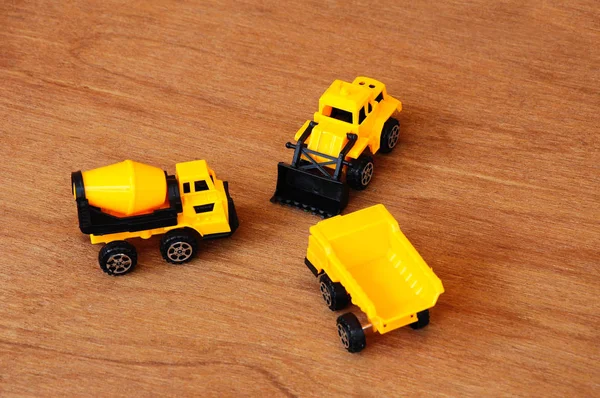 Група невеликих важких будівельних машин іграшка, вантажівка, бульдозер і бетономішалка . — стокове фото