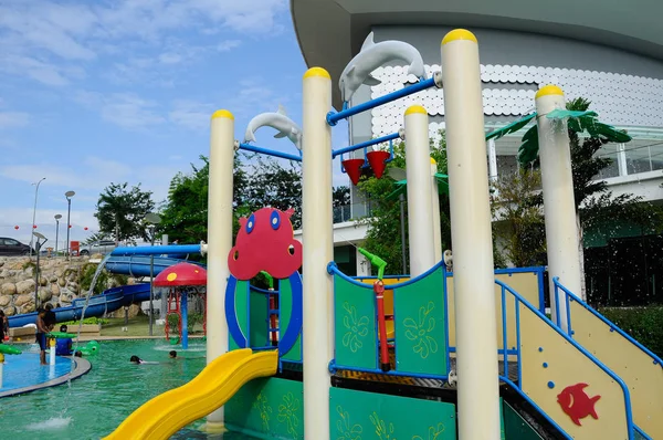 Aire de jeux aquatique extérieure moderne pour enfants dans le parc aquatique public — Photo