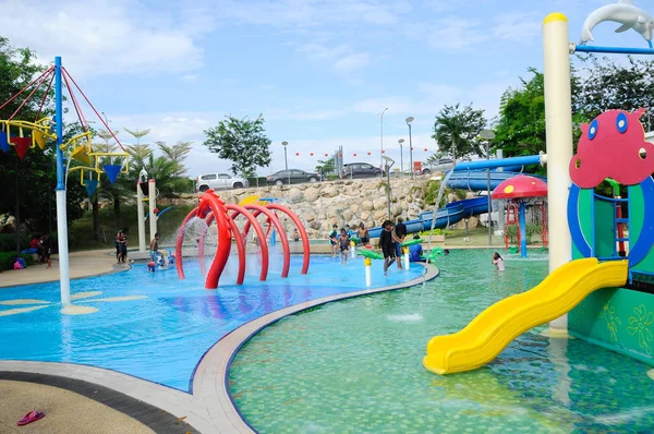 Crianças modernas parque aquático ao ar livre no parque aquático público — Fotografia de Stock