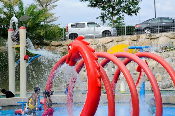 Aire de jeux aquatique extérieure moderne pour enfants dans le parc aquatique public — Photo