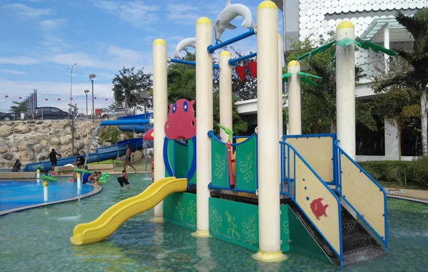 Aire de jeux aquatique extérieure moderne pour enfants dans le parc aquatique public — Photo