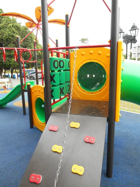A nyilvános parkban szabadtéri játszótér — Stock Fotó