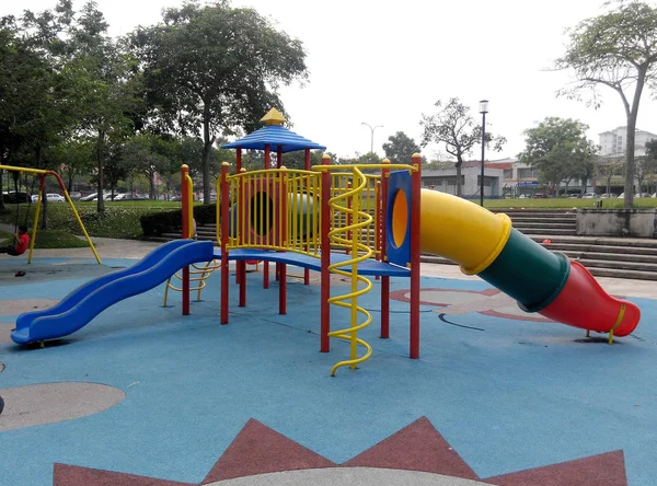 Crianças playground ao ar livre no parque público — Fotografia de Stock