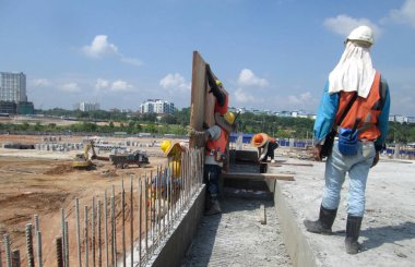  Ahşap formu iş inşaat sahasında imalatı inşaat işçileri