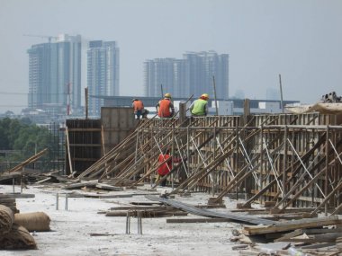  Ahşap formu iş inşaat sahasında imalatı inşaat işçileri