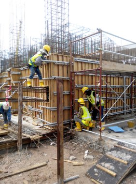  Ahşap formu iş inşaat sahasında imalatı inşaat işçileri