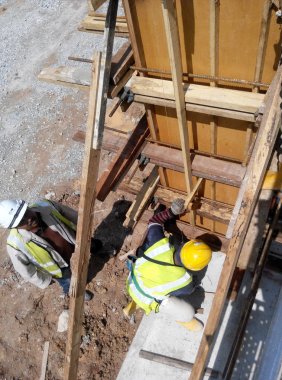  Ahşap formu iş inşaat sahasında imalatı inşaat işçileri