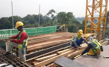  Ahşap formu iş inşaat sahasında imalatı inşaat işçileri