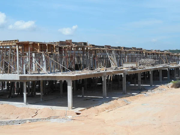 Facciata di due piani casa terrazza di lusso in costruzione — Foto Stock