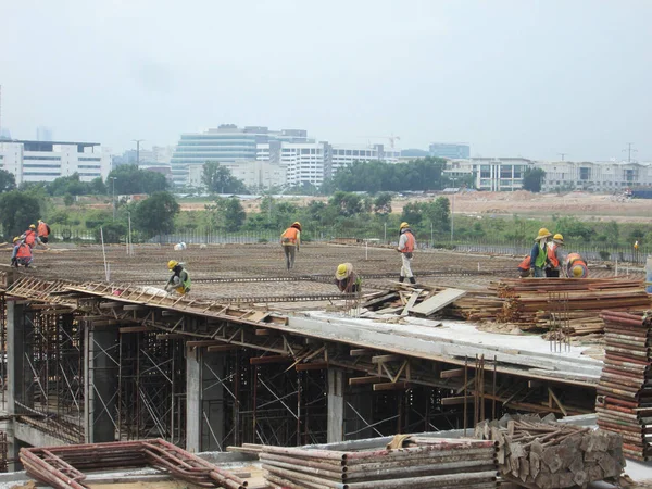 Trabalhadores da construção civil que fabricam madeira no estaleiro — Fotografia de Stock