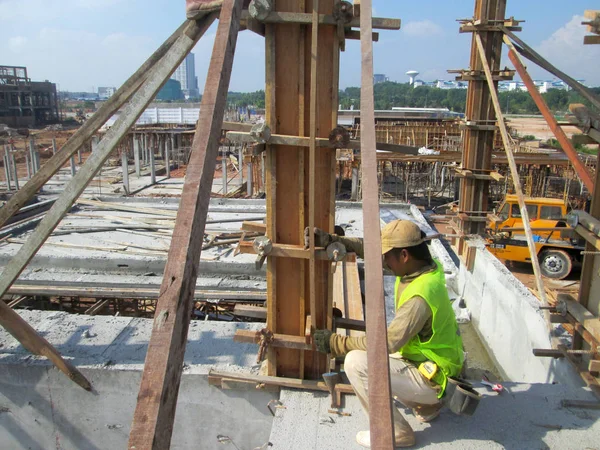 Fabriceren van hout formulier werknemers in de bouw werken op de bouwplaats — Stockfoto