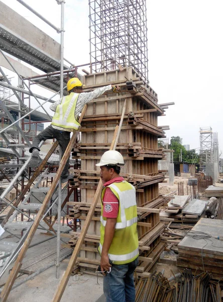 Ahşap formu iş inşaat sahasında imalatı inşaat işçileri — Stok fotoğraf