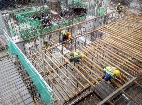 加工木材フォーム工事の建設現場の建設労働者 — ストック写真