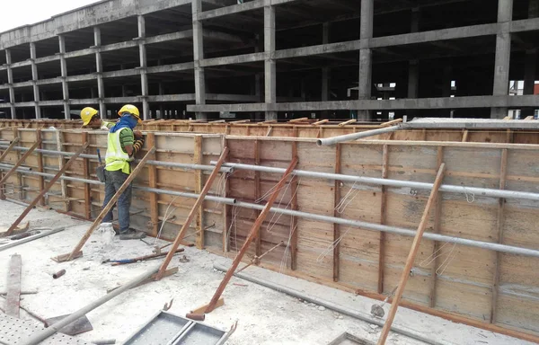 Bauarbeiter bei Holzformarbeiten auf der Baustelle — Stockfoto