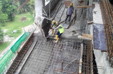  Vinç kovası kullanarak ıslak beton dökme inşaat işçileri 