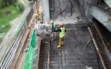  Vinç kovası kullanarak ıslak beton dökme inşaat işçileri 