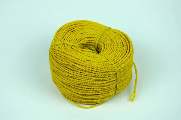 Egy tekercs sárga nylon kötél — Stock Fotó