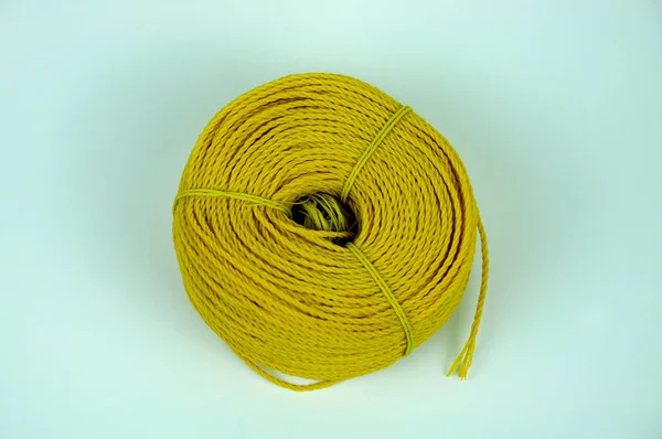 Egy tekercs sárga nylon kötél — Stock Fotó