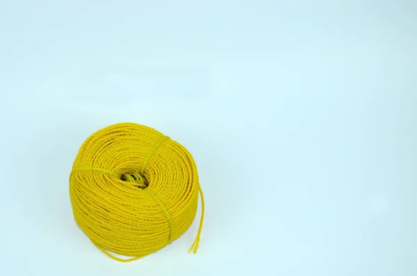 Um rolo de corda de nylon amarelo — Fotografia de Stock