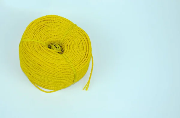 Рулон желтой нейлоновой веревки — стоковое фото