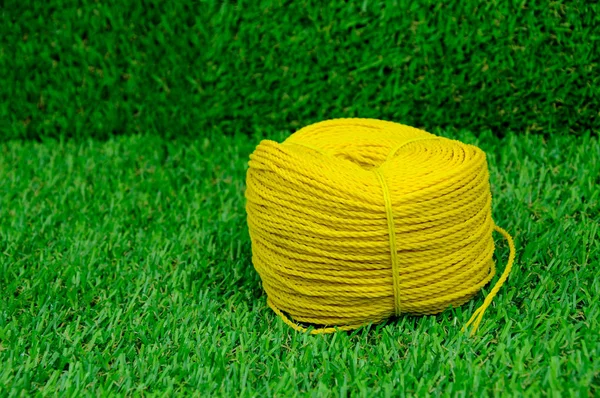 Un rollo de cuerda de nylon amarillo — Foto de Stock