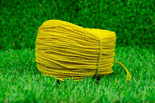 Um rolo de corda de nylon amarelo — Fotografia de Stock