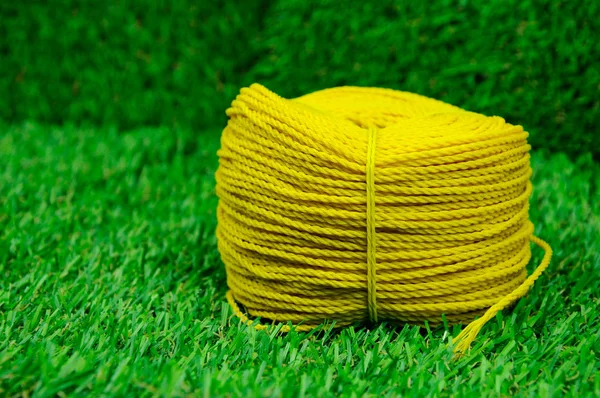 Um rolo de corda de nylon amarelo — Fotografia de Stock