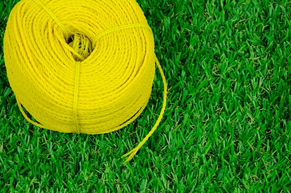 Een worp van geel nylon touw — Stockfoto