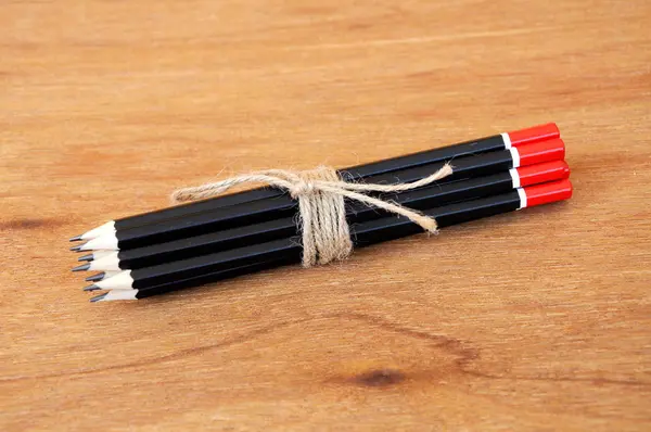 わら糸のロープで縛られて黒の鉛筆. — ストック写真
